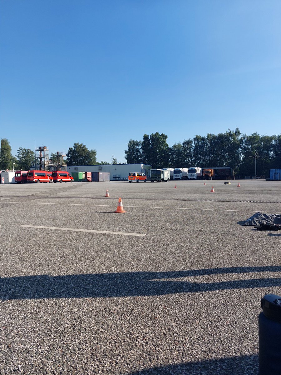 BgGerken's tweet photo. 2 Runden hab ich gemacht. Schlauchpaket rauf, dann den Rollschlauch hoch ziehen. Treppe wieder runter, mit dem Hammer den Reifen verhauen. Dann im Slalom zum Rollschlauch und den zurรผck ziehen. Zum Schluss den Dummie ziehen. Meine Arme sind Pudding, ich muss mehr tun ๐
#teamTFA https://t.co/V7Qw6Klg8t