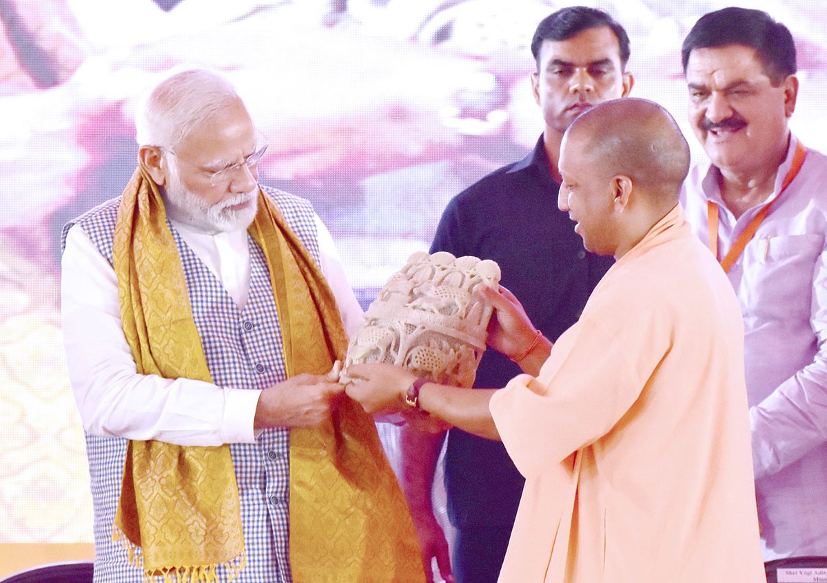 myogiadityanath's tweet photo. देवाधिदेव महादेव के परम प्रिय श्रावण मास में आज शिवावतारी महायोगी गुरु श्री गोरखनाथ जी की तपोस्थली गोरखपुर एवं बाबा श्री विश्वनाथ की पावन नगरी काशी के समग्र विकास के लिए हजारों करोड़ रुपये की विकासपरक व लोक-कल्याणकारी सौगातें देने हेतु हार्दिक आभार आदरणीय प्रधानमंत्री श्री @narendramodi जी!

आधुनिक और आत्मनिर्भर उत्तर प्रदेश की संकल्पना को साकार करती ये सौगातें उत्तर प्रदेश के प्रति आपके विशेष स्नेह की प्रतीक हैं। 

आपके यशस्वी मार्गदर्शन में 'नया उत्तर प्रदेश' देश का 'ग्रोथ इंजन' बनने की ओर सतत अग्रसर है।