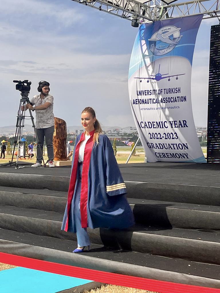 LknurTunc's tweet photo. Çocuklarımızı yuvadan uçurduk ama yuvanın kapıları onlara hep açık…
Yolları açık ve aydınlık olsun. Vatana millete hayırlı olsunlar🇹🇷 
#thkuniv #thküniversitesi #thk https://t.co/HJVQSrE0QW