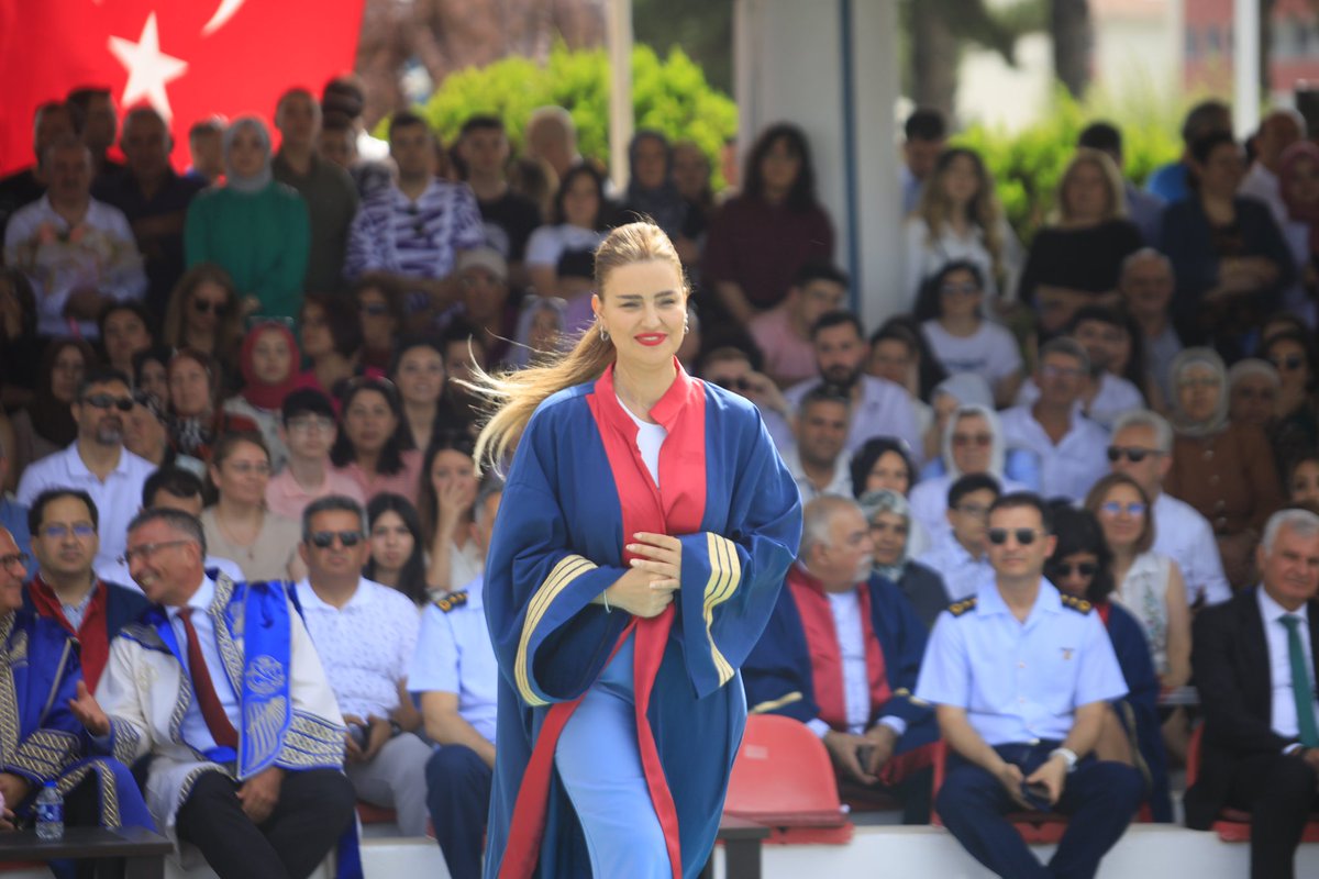 LknurTunc's tweet photo. Çocuklarımızı yuvadan uçurduk ama yuvanın kapıları onlara hep açık…
Yolları açık ve aydınlık olsun. Vatana millete hayırlı olsunlar🇹🇷 
#thkuniv #thküniversitesi #thk https://t.co/HJVQSrE0QW