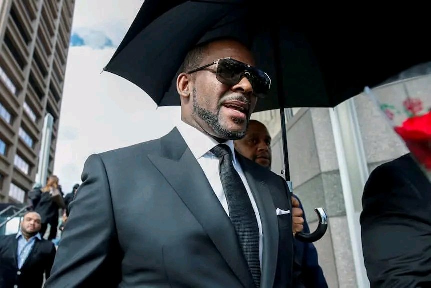 R Kelly is a Living Legend Retweet if you agree He's a Legend