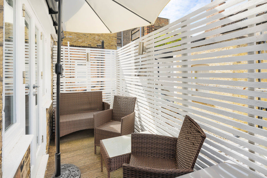 NVPproperty's tweet image. Pleasingly modernised 3 bed house with pretty roof terrace in quiet spot off the Fulham Road, available to buy tinyurl.com/PondPlace