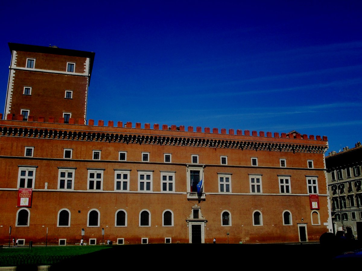 #Roma 
#PalazzoVenezia e il triste balcone...
GUAZZETTO:
Diminutivo di guazzo: salsa, intingolo gustosissimo in cui ' guazza' bene il pesce, e ancor meglio il baccalà.
'Anna' in guazzetto' vuol dire andare in sollucchero.