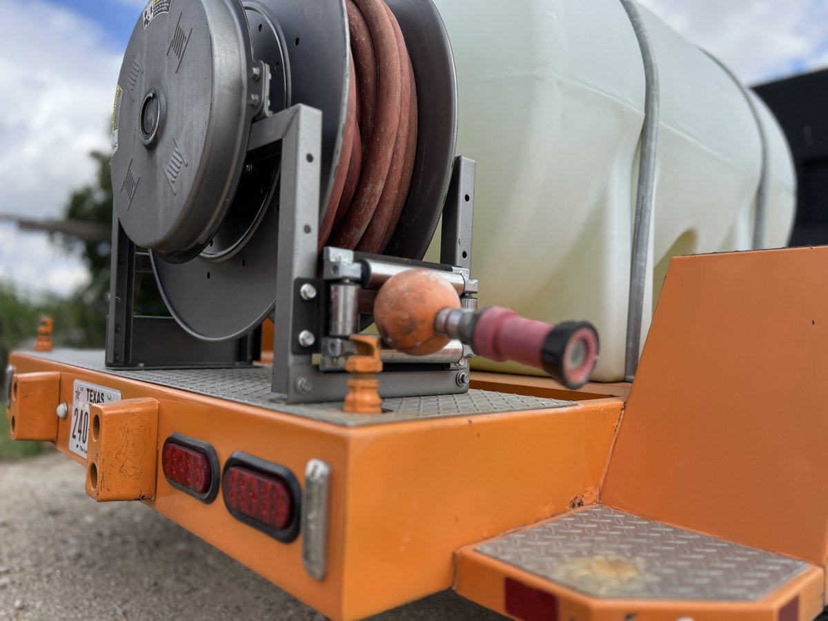 FilmFleet's tweet photo. Meet 412! Our Water Trailer features a 500-gallon easy fill, clear tank on a tandem axle trailer and a 22HP certified fire pump motor with 12-volt charge and electric start. Make “wet downs” blissfully easy!  #filmtransportation #sfx #filmequipment https://t.co/9LCZRbT0dC