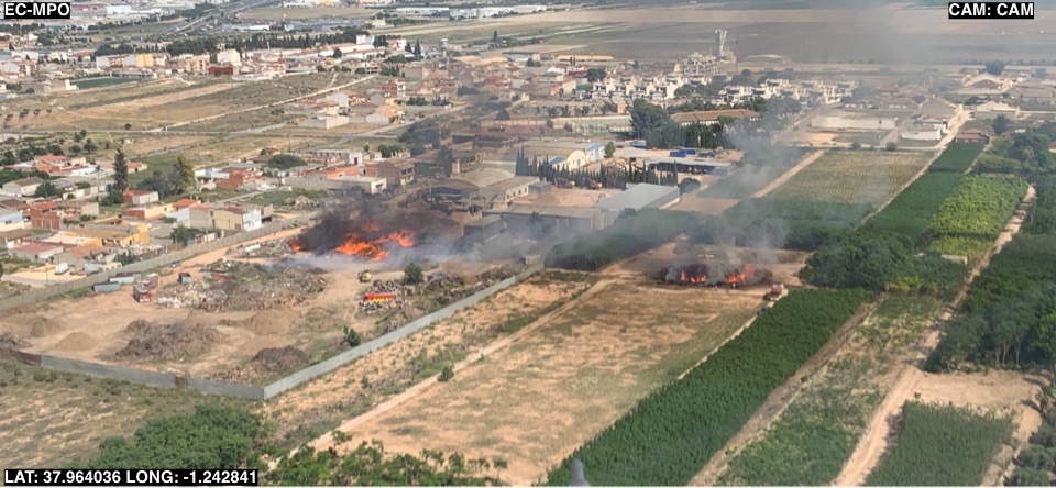 112rmurcia's tweet photo. Servicios de emergencias intervienen en un incendio en #Alcantarilla

Intervienen:

✅🚁@dgsce_RM
✅🚒@BomberosCEIS_RM
✅🚒@BomberosMurcia
✅👮‍♂️Policía Local de @AytAlcantarilla 
✅🚑#061Murcia

➡️https://t.co/Rvjr3uuY8M https://t.co/XF2zMOEOuy