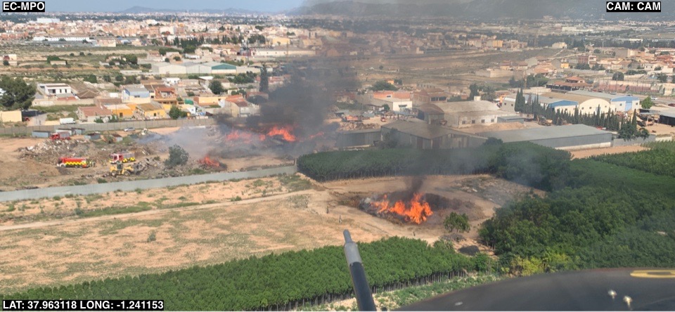 112rmurcia's tweet photo. Servicios de emergencias intervienen en un incendio en #Alcantarilla

Intervienen:

✅🚁@dgsce_RM
✅🚒@BomberosCEIS_RM
✅🚒@BomberosMurcia
✅👮‍♂️Policía Local de @AytAlcantarilla 
✅🚑#061Murcia

➡️https://t.co/Rvjr3uuY8M https://t.co/XF2zMOEOuy