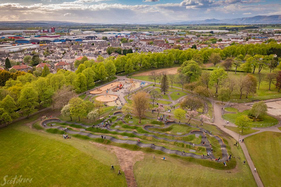 VFalkirk's tweet photo. Have you tried out the cycle pump track at Zetland Park? π²
π· IG/scotdrone
#VisitFalkirk #CycleFalkirk #PowerOfTheBike https://t.co/ds7f2CxDgK