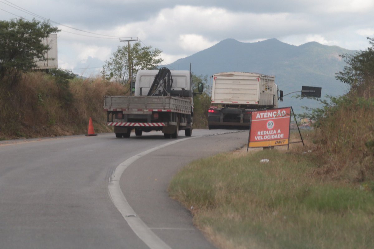 dom_sobral's tweet photo. Departamento Nacional de Infraestrutura de Transportes (DNIT), está realizando a revitalização do trecho da BR 222, em Sobral, entre os Kms 223 a 230.

https://t.co/rb1nrDuAhk https://t.co/J8fOGSqUpd