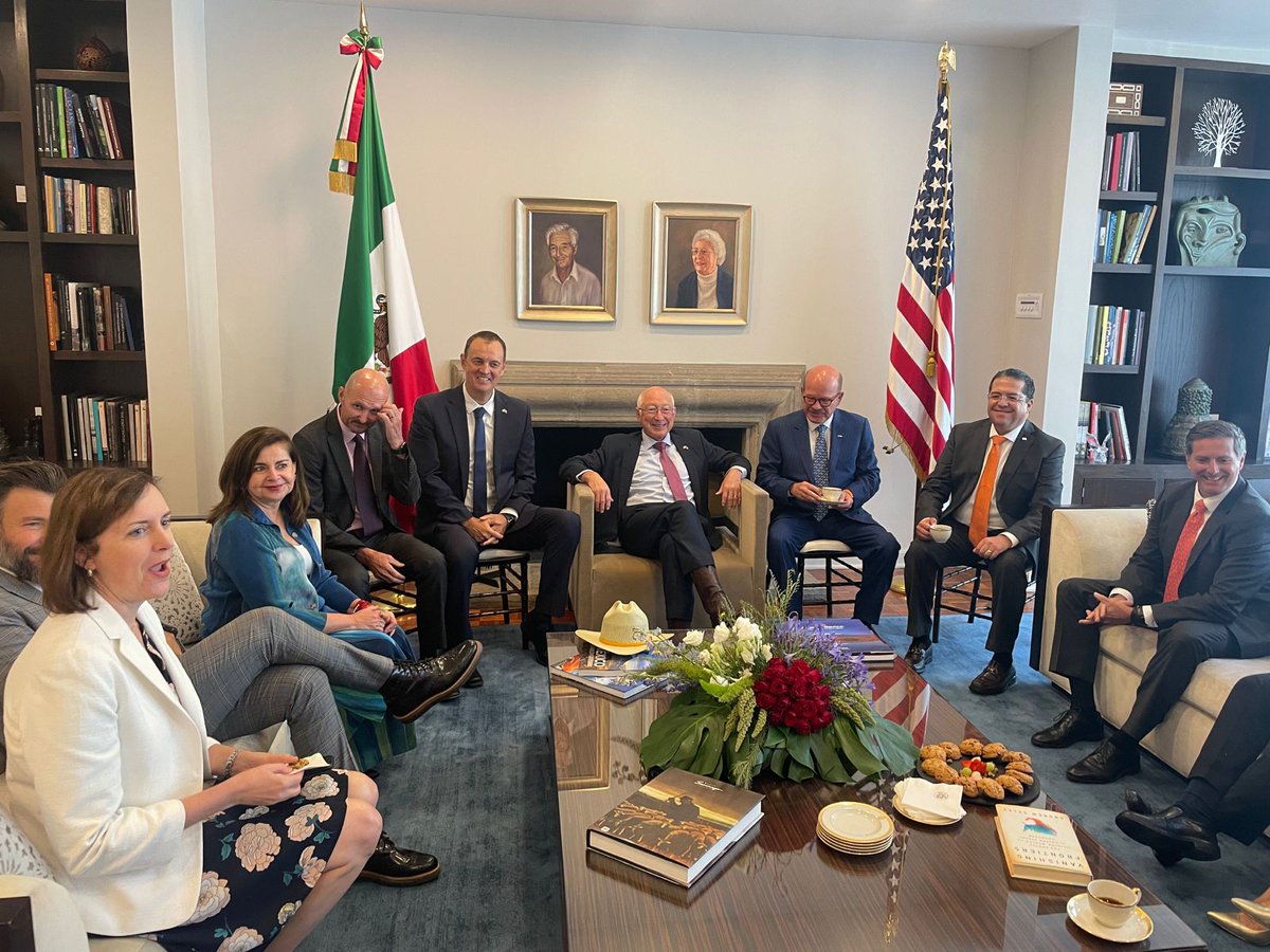 En celebración del Tercer Aniversario del #TMEC, nuestro Presidente Daniel Baima y Consejeros #AmCham tuvieron una reunión privada con el <a href="/USAmbMex/">Embajador Ronald Johnson</a> Salazar para analizar el Tratado y encontrar oportunidades para seguir trabajando juntos. 🇲🇽🤝🇺🇸 #ProsperidadCompartida