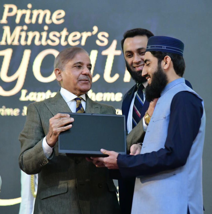 CMShehbaz's tweet photo. یوتھ پروگرام کے تحت شروع کی گئی لیپ ٹاپ سکیم اب پاکستانی نوجوانوں کی ترقی کا ایک نظریہ بن چکی ہے ۔ اس سکیم سے نا صرف علمی انقلاب بلکہ آن لائن روزگار کے عملی مواقع بھی پیدا ہو رہے ہیں ۔ آج مجھے یہ جان کر بے حد خوشی ہوئی کہ اس مفید سکیم سے بہترین فوائد حاصل کرتے ہوئے  ہمارے ہونہار طلباء و طالبات کامیابی کی بے مثال داستانیں رقم کر رہے ہیں۔ چنانچہ اس سکیم کے لئے ہماری حکومت نے مزید رقوم بڑھا دیں ہیں۔ 
مکمل طور پر میر ٹ کی بنیاد پر آج مزید ایک لاکھ ہونہار طالب علموں میں لیپ ٹاپ کی مرحلہ وار تقسیم شروع کر دی گئی ہے تاکہ ہمارے نوجوانوں کے تعلیمی اور علمی سفر میں کوئی رکاوٹ نہ آئے۔ وہ شوق سفر میں آسمان کی بلندیوں کو چھو سکیں اور ستاروں پہ کمند ڈال سکیں۔ ایسے ہی ذہین نوجوان ہمارا اثاثہ ہیں جو اپنی صلاحیتوں کے اظہار میں مجھے ہمیشہ اپنے ساتھ پائیں گے۔ لیپ ٹاپ ان نوجوانوں کے لیے اگرچہ ایک مشین ہے مگر میرے لیے ایک مشن۔