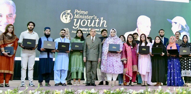 CMShehbaz's tweet photo. یوتھ پروگرام کے تحت شروع کی گئی لیپ ٹاپ سکیم اب پاکستانی نوجوانوں کی ترقی کا ایک نظریہ بن چکی ہے ۔ اس سکیم سے نا صرف علمی انقلاب بلکہ آن لائن روزگار کے عملی مواقع بھی پیدا ہو رہے ہیں ۔ آج مجھے یہ جان کر بے حد خوشی ہوئی کہ اس مفید سکیم سے بہترین فوائد حاصل کرتے ہوئے  ہمارے ہونہار طلباء و طالبات کامیابی کی بے مثال داستانیں رقم کر رہے ہیں۔ چنانچہ اس سکیم کے لئے ہماری حکومت نے مزید رقوم بڑھا دیں ہیں۔ 
مکمل طور پر میر ٹ کی بنیاد پر آج مزید ایک لاکھ ہونہار طالب علموں میں لیپ ٹاپ کی مرحلہ وار تقسیم شروع کر دی گئی ہے تاکہ ہمارے نوجوانوں کے تعلیمی اور علمی سفر میں کوئی رکاوٹ نہ آئے۔ وہ شوق سفر میں آسمان کی بلندیوں کو چھو سکیں اور ستاروں پہ کمند ڈال سکیں۔ ایسے ہی ذہین نوجوان ہمارا اثاثہ ہیں جو اپنی صلاحیتوں کے اظہار میں مجھے ہمیشہ اپنے ساتھ پائیں گے۔ لیپ ٹاپ ان نوجوانوں کے لیے اگرچہ ایک مشین ہے مگر میرے لیے ایک مشن۔