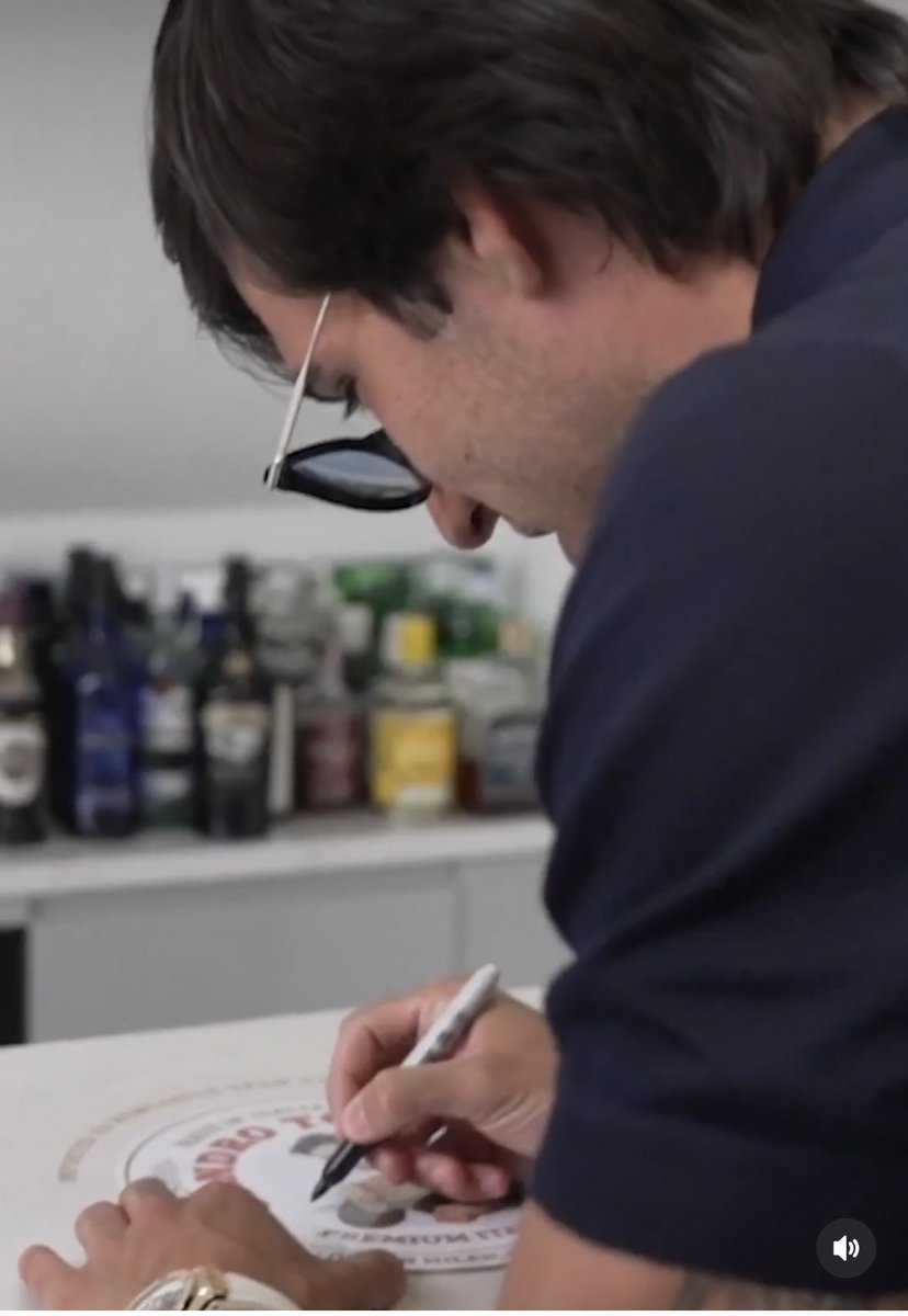 themagpiestore's tweet photo. The big man himself signing our design 🥹🥹🥹 we’re not crying you are 😭 🖤🤍

Get the T-shirt https://t.co/qnFIivEWnN

#nufc #NUFCFans #NewcastleUnited #tonali https://t.co/6A6irEixJj