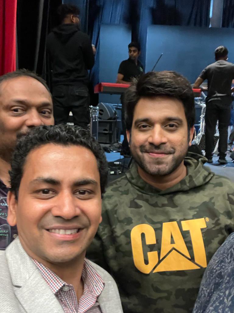 itsmeavinash09's tweet photo. Absolutely wonderful evening witnessing legend @RajheshVaidhya, @StephenDevassy and team! What a scintillating performance!!! Heart and soul submitted to Music. https://t.co/3tGQE3C3oy