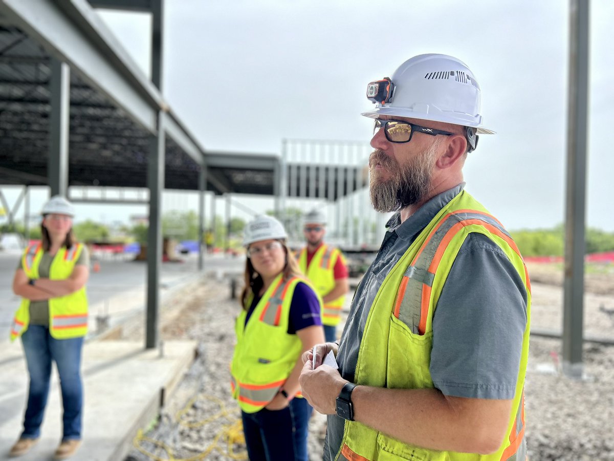 EmilyBrownKC's tweet photo. The @McCownGordon interns got their learnin’ on today with a little help from a few of our veteran builders. I admire the relationships our teams create with our summer interns in such a short period of time. 

And I love being on site on an 80° day 😉 https://t.co/rqx9yXormu