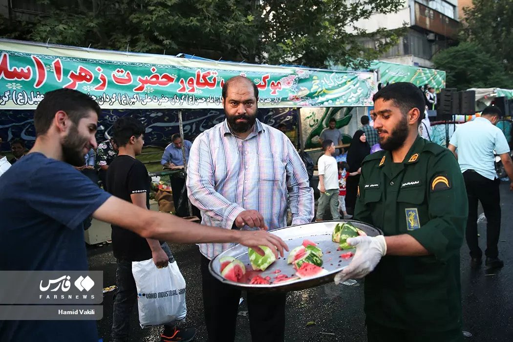 Me_Hamed_Myself's tweet photo. تفنگ و باتوم رو موقتاً کنار گذاشت و سفره های نذری رو پهن کرد، شما که این نذری که میخوری بوی خون نمیده؟ https://t.co/eDGr1weibW
