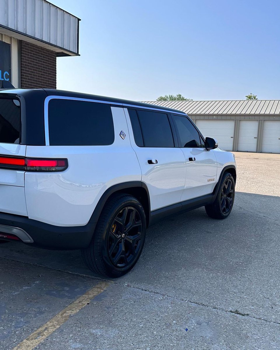 RaynoWindowFilm's tweet image. Adding window tint is the easiest way to keep you and your car safe from harmful UV rays this summer, like this Rivian R1S

Thanks to Chrome Shack in Peoria, IL for installing Rayno Phantom tint on this car!bit.ly/3PIp7Ii

#DealerLove #Peoria #Rayno #rivian #rivianR1S