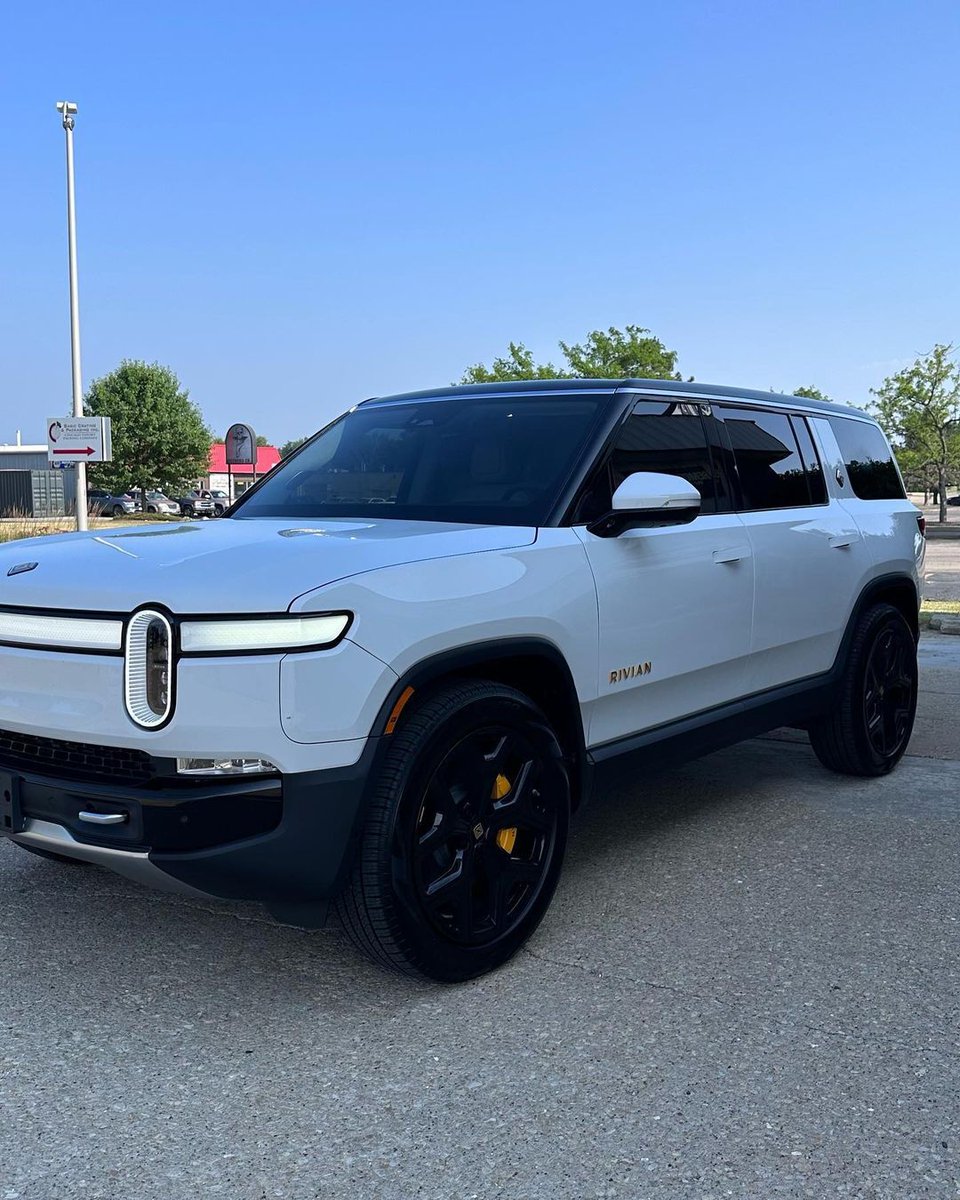RaynoWindowFilm's tweet image. Adding window tint is the easiest way to keep you and your car safe from harmful UV rays this summer, like this Rivian R1S

Thanks to Chrome Shack in Peoria, IL for installing Rayno Phantom tint on this car!bit.ly/3PIp7Ii

#DealerLove #Peoria #Rayno #rivian #rivianR1S
