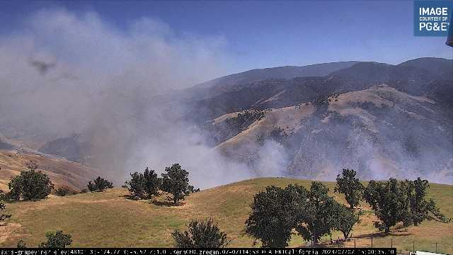 engineco16's tweet image. I'm done trying to listen to the annoying live feed. It'll burn to the top as it did last year in the same spot and the tankers will box it in. It's dying down a bit already.
#DistrictFire NB I-5 between Grapevine &amp;amp; Fort Tejon Rd. #Grapevine @kerncountyfire
