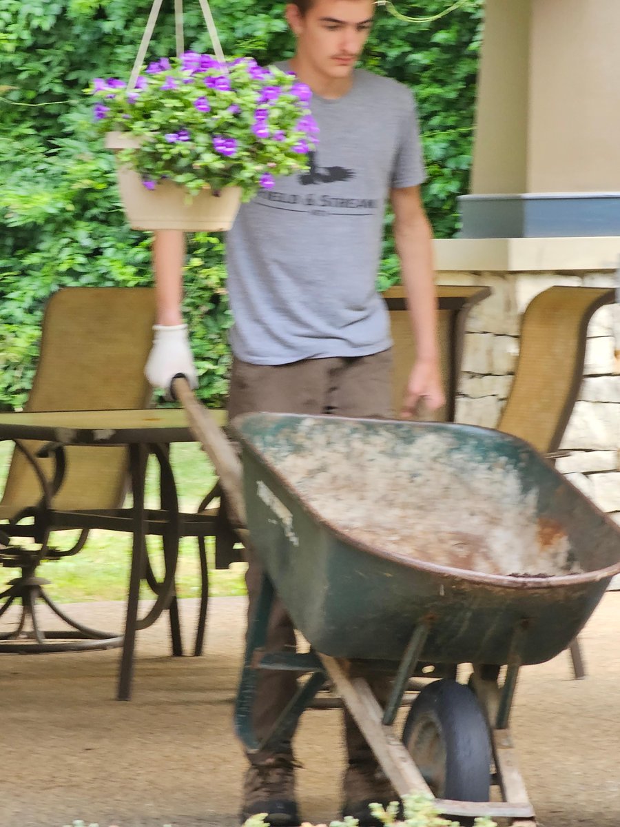 ConcordiaLM's tweet photo. Our friends from the Boy Scout Troop 344 of Wexford recently mulched outside the #GoodSamaritanHospice House in Wexford. Thank you for the hard work, everyone! To learn more about the inpatient hospice service and locations, visit https://t.co/WD1QPc2NdE. #Concordia #BoyScouts https://t.co/xBIUHsl5wC