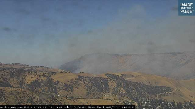 engineco16's tweet image. I'm done trying to listen to the annoying live feed. It'll burn to the top as it did last year in the same spot and the tankers will box it in. It's dying down a bit already.
#DistrictFire NB I-5 between Grapevine &amp;amp; Fort Tejon Rd. #Grapevine @kerncountyfire