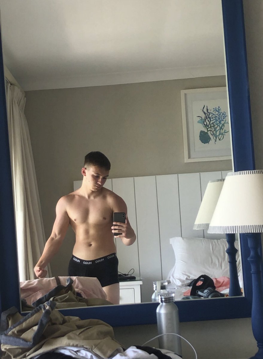 NoCalfs's tweet photo. women after doing one set of free weights https://t.co/rkLv6G4Rjj
