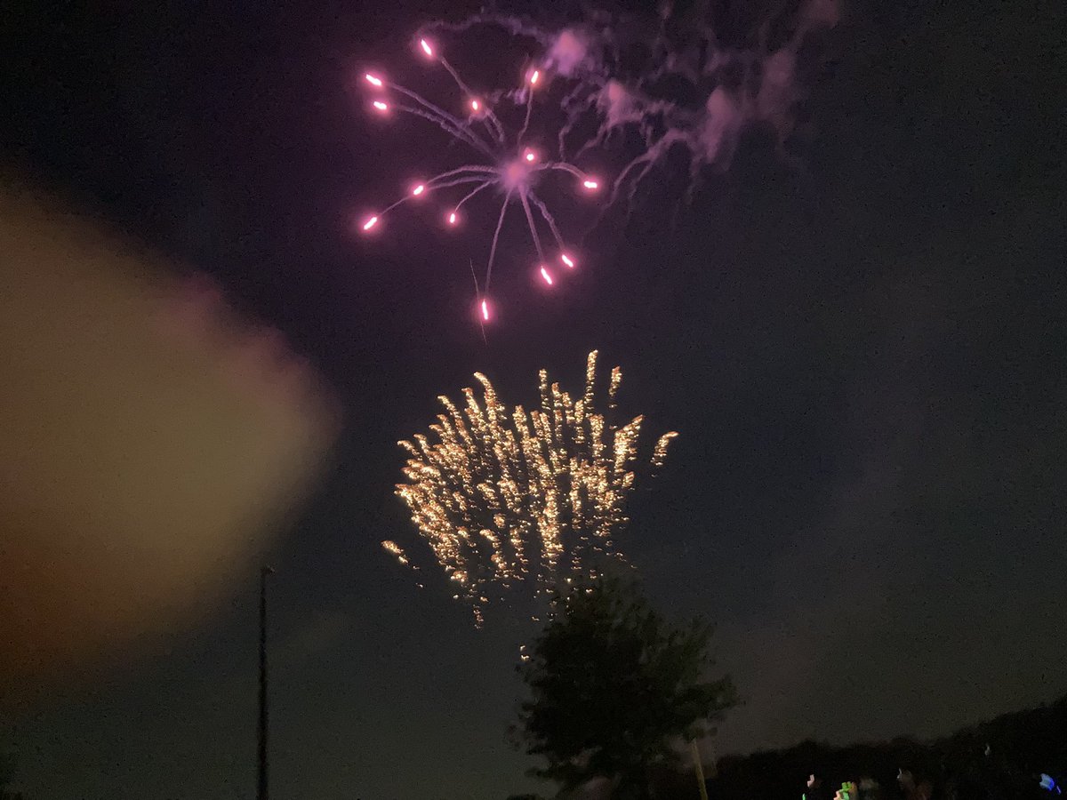 MichaelDaGaymer's tweet photo. We saw some fireworks last night. It was an amazing fireworks show and I had a nice time! 🎆🎇🎉 #Fireworks #FireworksShow #NightTime #Family #FamilyTime #GuysOfTwitter #4thOfJuly #July4th #FourthOfJuly #IndependenceDay #SummerFun #Summer #HappyBirthdayAmerica #America #Firework https://t.co/cEuZNsv5z7