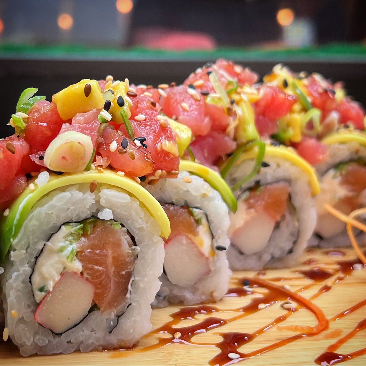 Si no quieres elegir entre salmón y atún, nuestro #AtlanticRoll es perfecto para ti!
La combinación de ambos pescados con un toque de aceite de ajonjolí en el topping es simplemente alucinante.
🪩 sushidelivery.com.ve
📲 0412.334.29.83
☎️ 212.265.36.23
📍 Chacao

#sushitime