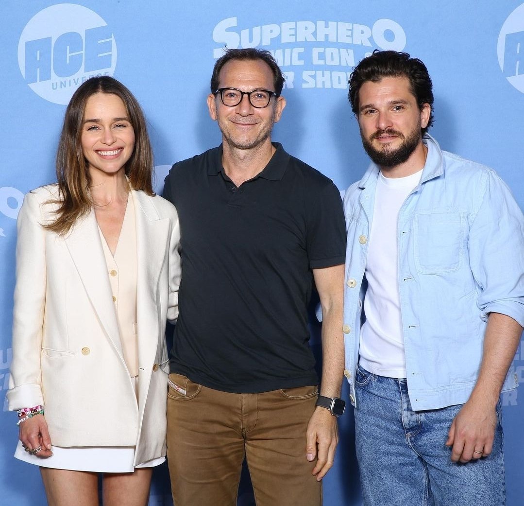 Emilia Clarke and Kit Harington with a fan at Superhero Comic Con, image size:1079x1041