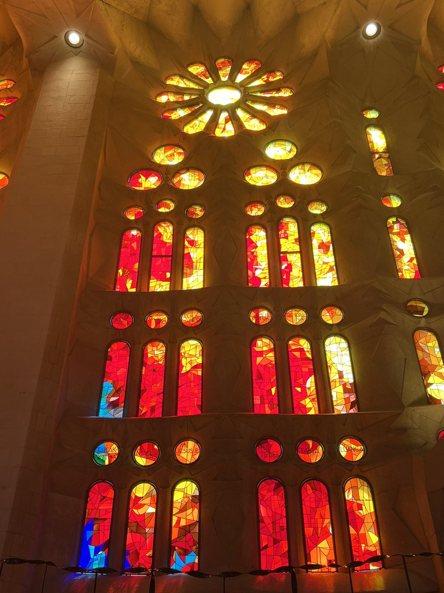apinkninja's tweet photo. Sagrada Familia, Barcelona https://t.co/jLEDXBqWg3