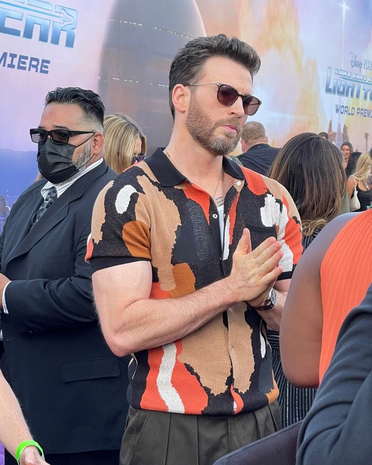 archivcevans's tweet photo. chris evans at the lightyear premiere <3 https://t.co/7iC48P0ORd