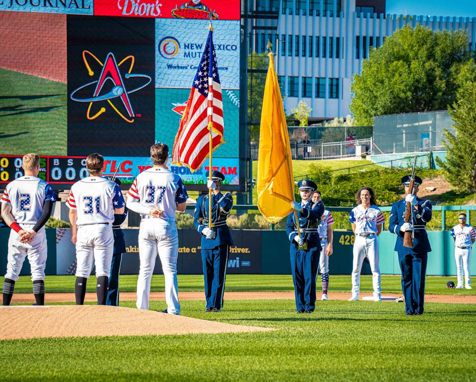 Members of the Kirtland Air Force Base Honor Guard and Albuquerque Isotopes baseball team in their stars and stripes uniforms pay their respects during the national anthem at Isotopes Park in Albuquerque, New Mexico and in honor of Independence Day.
https://t.co/cHpGV42kRY https://t.co/HKFtOY2XcR