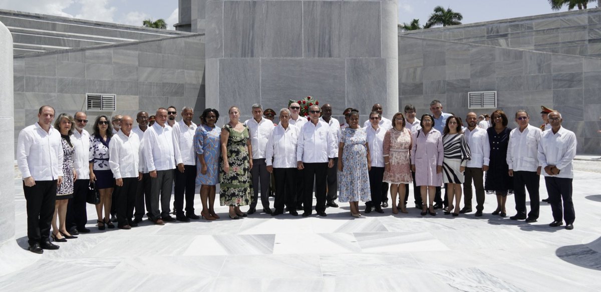 #EnImágenes 📸| Nuevos Embajadores Designados en el Exterior participan en ceremonia de colocación de Ofrenda Floral ante el Monumento del Apóstol "José Martí", con el compromiso de dar continuidad a la #DiplomaciaRevolucionaria.
