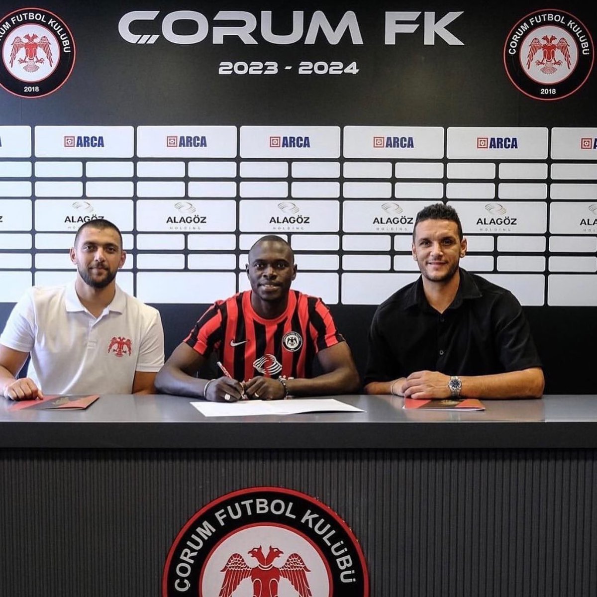 GozarZargo's tweet photo. Merhaba Büyük Çorum FK taraftarı… 🔴⚫️

Dünyanın merkezinde nice büyük zaferlere, hep birlikte ulaşmaya hazır mıyız ? 🌍

Hello Big Çorum FK fans…

Are we ready to reach many great victories in the center of the world together 🖐️☝️🦅 https://t.co/wG1gsBB7Ek