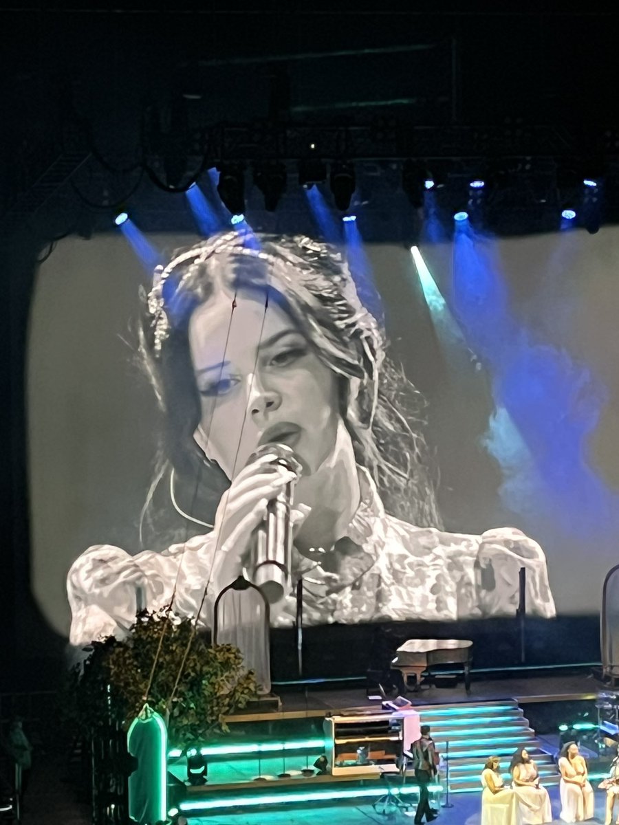 Lana in Dublin #LanaDelRey #LanaDelRey3Arena #LanaDelReyDublin