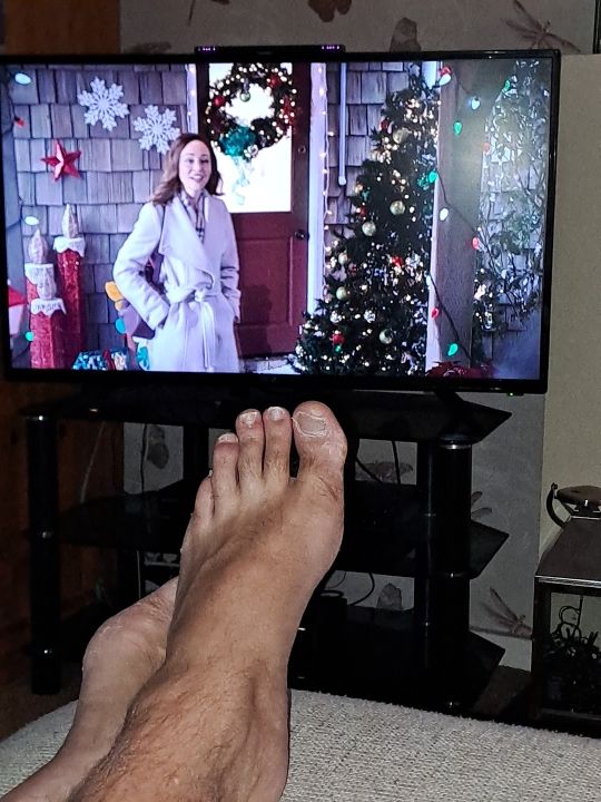 Vichereandthere's tweet photo. Is it wrong to watch a xmas movie in July? 🤔🎅🎅🎅🎅 https://t.co/3ga5RbfqRG