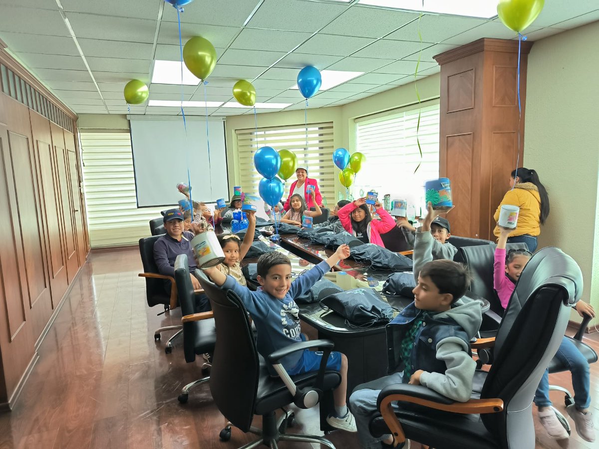 CoacRiobamba's tweet photo. Seguimos impulsando la cultura del ahorro en nuestros niños.
El día de hoy se realizó la apertura de cuentas infantiles y charlas informativas sobre la importancia del Ahorro a los niños del curso vacacional "Mamá Chay" 🎨🧩 https://t.co/HF34AQW16C