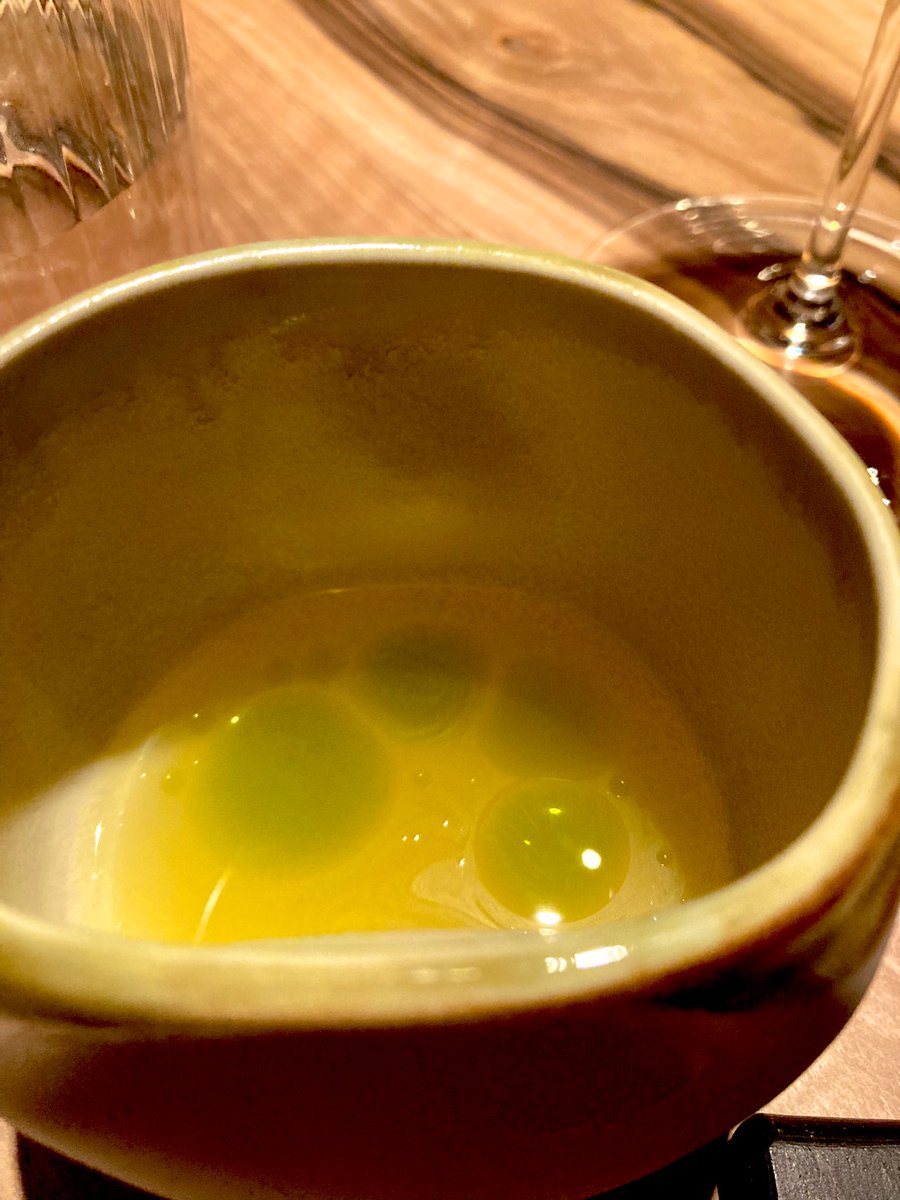 Primera visita a <a href="/BasCoat/">BasCoat</a>. Vaya despliegue de buen gusto, cariño, comida y vinos 🔝. Desde la puerta homenaje a Oteiza, las luces indirectas, los cuchillos a medida y la servilleta XXL. Maravilloso calamar, remolacha (perdón Eric), quesos y arroz con almejas. 1/2