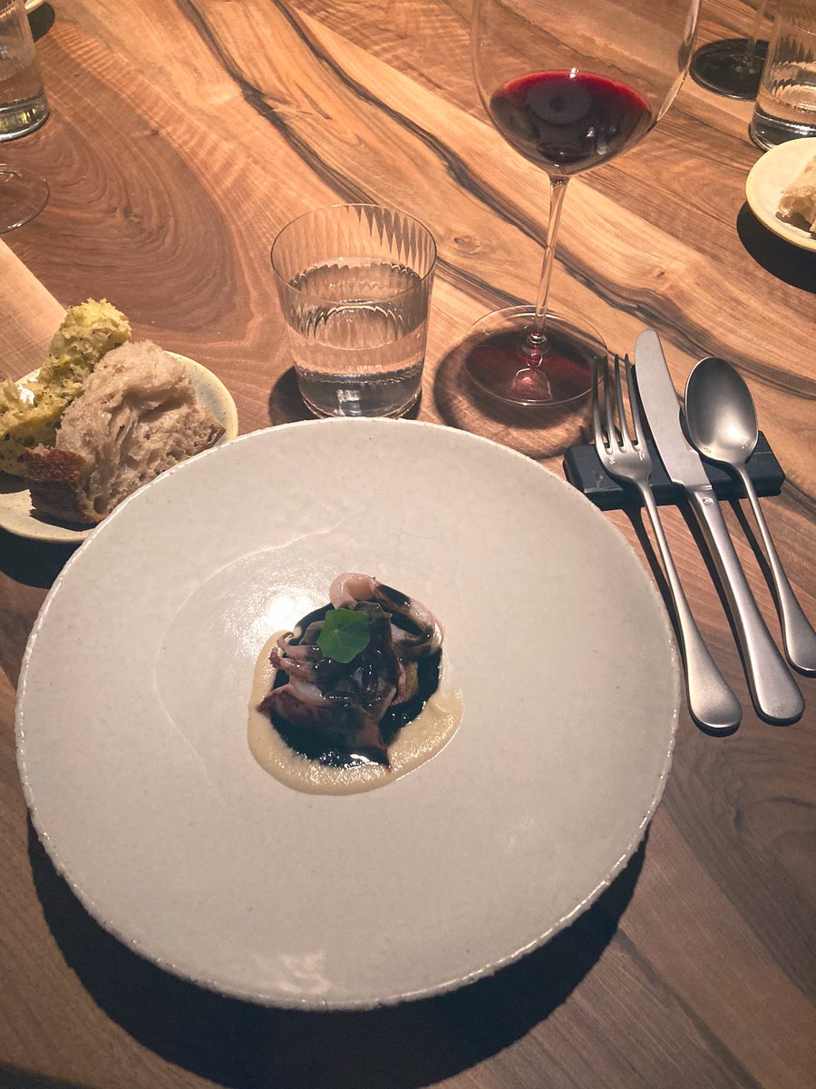 Acudan antes de que sea imposible reservar. Nagore y Rodri te hacen disfrutar en su casa. La carta de vinos de estraperlo es un espectáculo al alcance de pocos bolsillos, pero muy muy divertida: 10 referencias donde tachas lo que consumes. Perfecto para PE y BI wannabe. 2/2