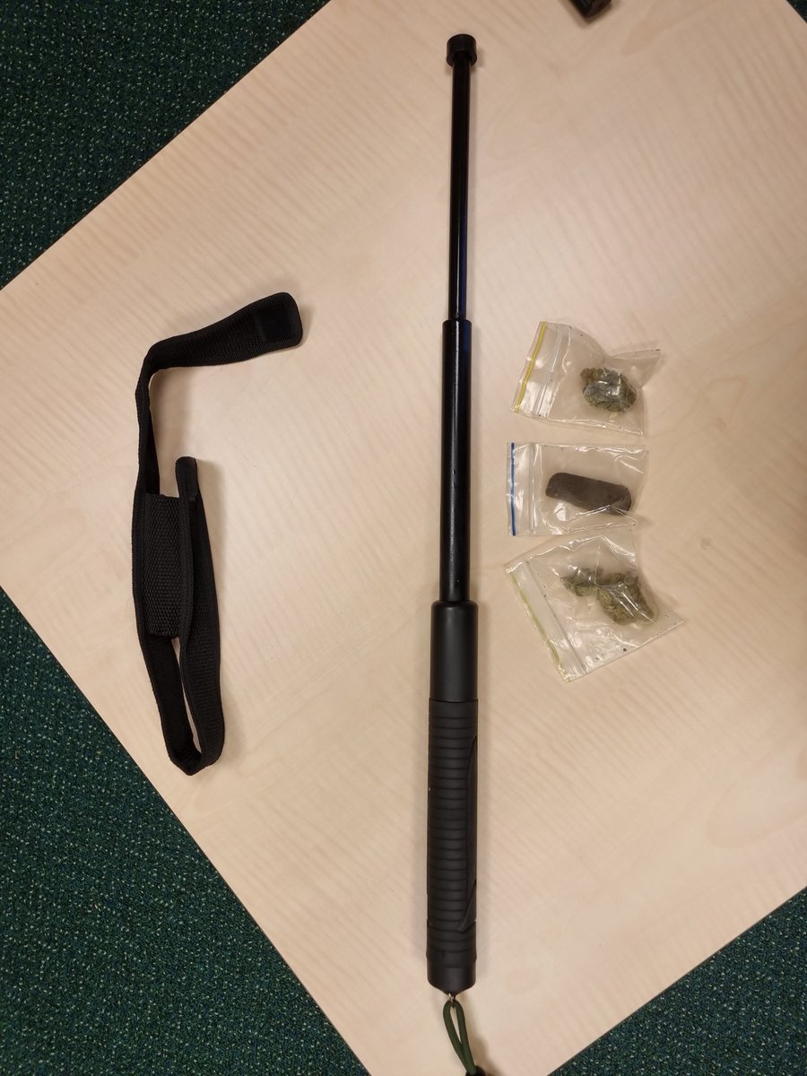 Vanavond werd door ons in Leek samen met politie #Westerkwartier een 37jr man uit gemeente Westerkwartier aangehouden voor artikel 8 WVW nav positieve speekseltest. Tevens reed verdachte met een ploertendoder en softdrugs in zijn auto rond. Dit werd in beslag genomen