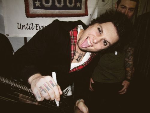 Happy birthday to the one and only synyster gates !!??!?! 
