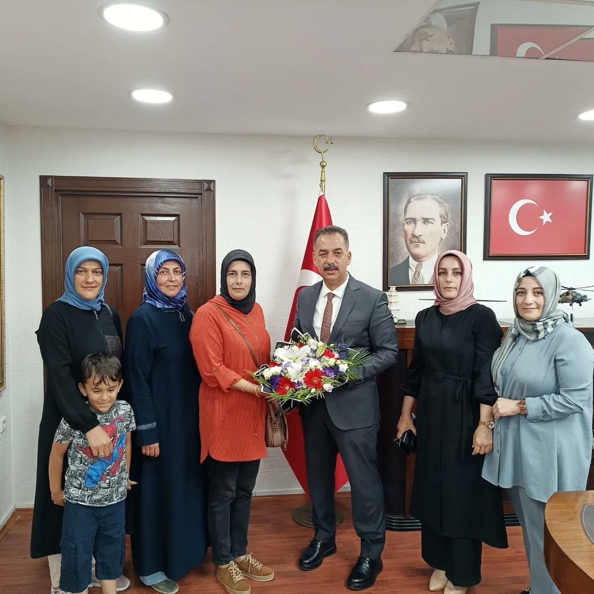 Başkandan ziyade bir baba bir ağabey..
Çıkmış olduğun yolun da akıbetinin de hayr olmasını diliyor, başarılarının devamını  temenni ediyorum.