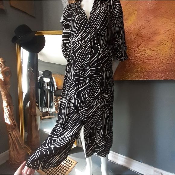 KatiaDBE's tweet photo. So good I had to share! Check out all the items I'm loving on @Poshmarkapp #poshmark #fashion #style #shopmycloset #zara: https://t.co/2NCnmTdsx5 https://t.co/6iEJu6eFYx