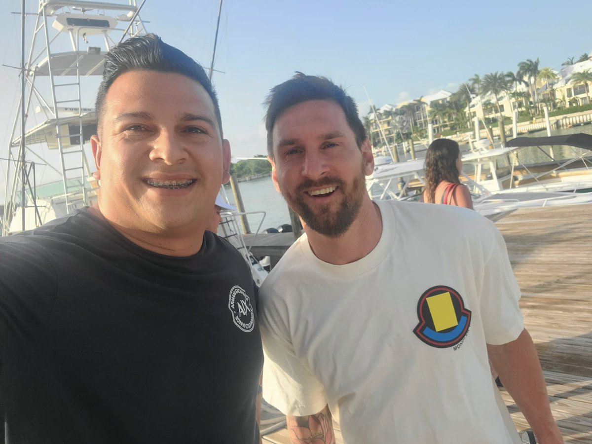 GreciiaScarleth's tweet photo. Mi hermanito bello cumpliendo el sueño de muchos 🥰 #leomessi #islasturcas #elmejordelmundo #Messi https://t.co/6ODKyQ7pQj