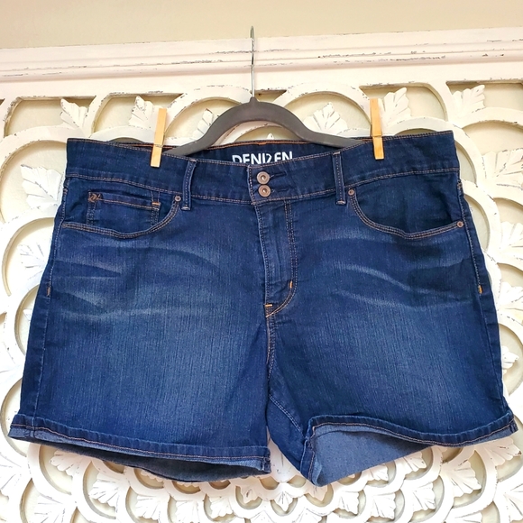 writersmiley's tweet image. So good I had to share! Check out all the items I'm loving on @Poshmarkapp from @One2BeeLuved #poshmark #fashion #style #shopmycloset #champion #reformation #oldnavy: posh.mk/j12VuxnCfBb