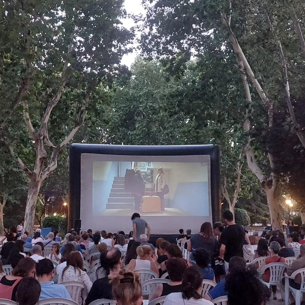 Cayehdelariva's tweet photo. Gran comienzo del cine de verano del #DistritoSalamanca.
Gracias a todos los que han asistido a disfrutar de esta magnífica noche de cine y os esperamos el próximo 14 de julio.
#SalamancaConLaCultura #ParqueEvaDuarte
@JMDSalamanca https://t.co/wiIO9IeTev