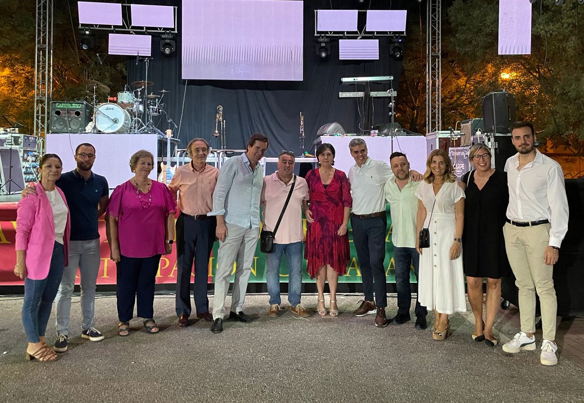 ppgranada's tweet photo. 💙 Disfrutando de las fiestas del #CerrillodeMaracena con el equipo del cambio
¡Qué orgullo de vecinos! Ha sido un placer asistir al pregón de nuestra compañera Leticia Soriano, una mujer cuya valentía y buen hacer sanitario ha ayudado a mejorar el barrio
¡Felices fiestas! https://t.co/l6WFr5me2K
