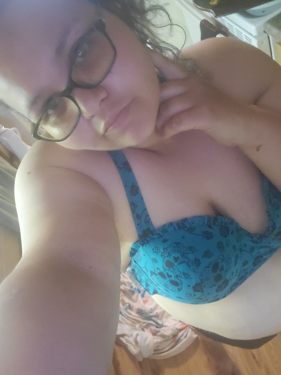 Babsygirl2's tweet photo. Its too hot to wear a shirt https://t.co/HITz0ruCZX