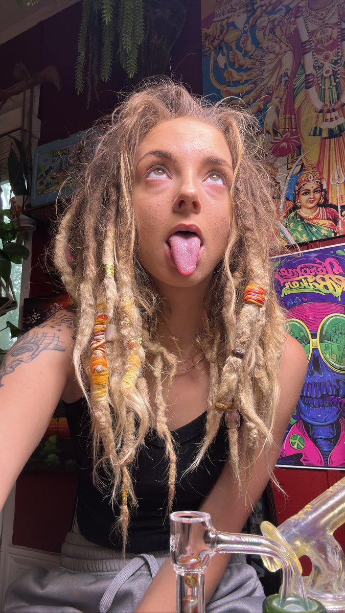 Get me to 2k followers twitter , do ya thanggg ! 🤪