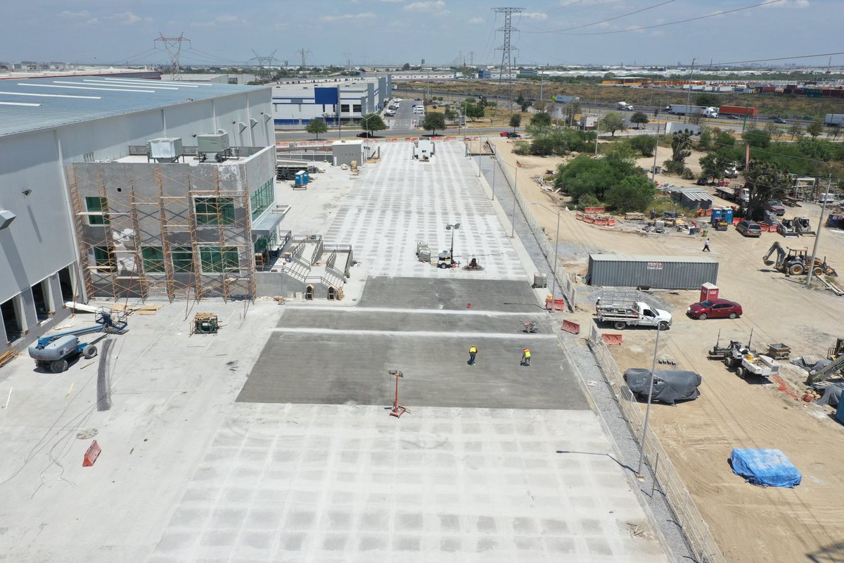 RCRPisosIndus's tweet photo. Proyecto para #Axionlog en Monterrey, N.L., México 🇲🇽 

OPTIPAVE®️VRS permite un diseño optimizado con losas de concreto más delgadas gracias al nuevo concepto de distribución de carga acoplado al uso de aditivos de última generación (LinkEVR®️) y la adición de fibras especiales https://t.co/Ct1hVLk93F