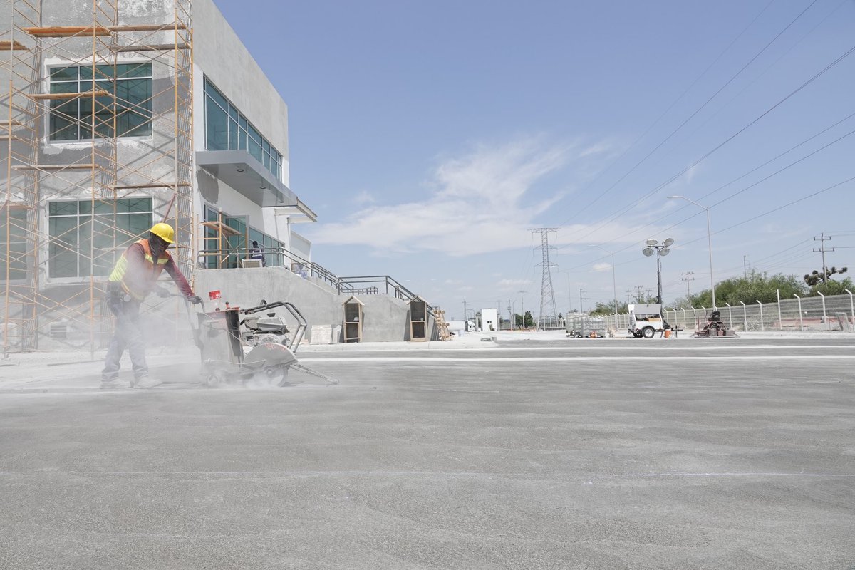 RCRPisosIndus's tweet photo. Proyecto para #Axionlog en Monterrey, N.L., México 🇲🇽 

OPTIPAVE®️VRS permite un diseño optimizado con losas de concreto más delgadas gracias al nuevo concepto de distribución de carga acoplado al uso de aditivos de última generación (LinkEVR®️) y la adición de fibras especiales https://t.co/Ct1hVLk93F